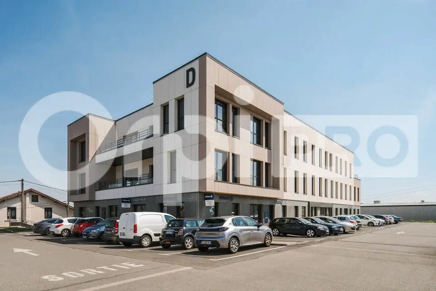 Office in Villefranche-sur-Saône to rent - Building Photo - Image 3 of 4