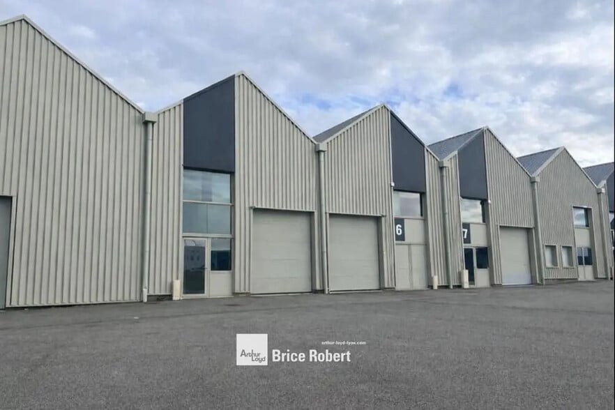 Office in Genas to rent - Building Photo - Image 1 of 2