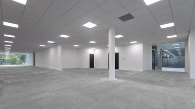 Parkway, Fareham to rent Interior Photo- Image 2 of 6