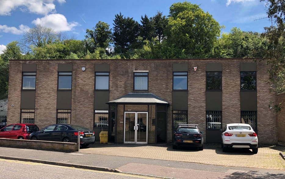 Redlands, Coulsdon to rent - Building Photo - Image 3 of 3