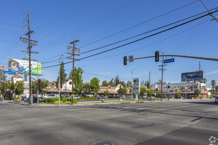 6411 Sepulveda Blvd, Van Nuys, CA for rent - Building Photo - Image 1 of 19