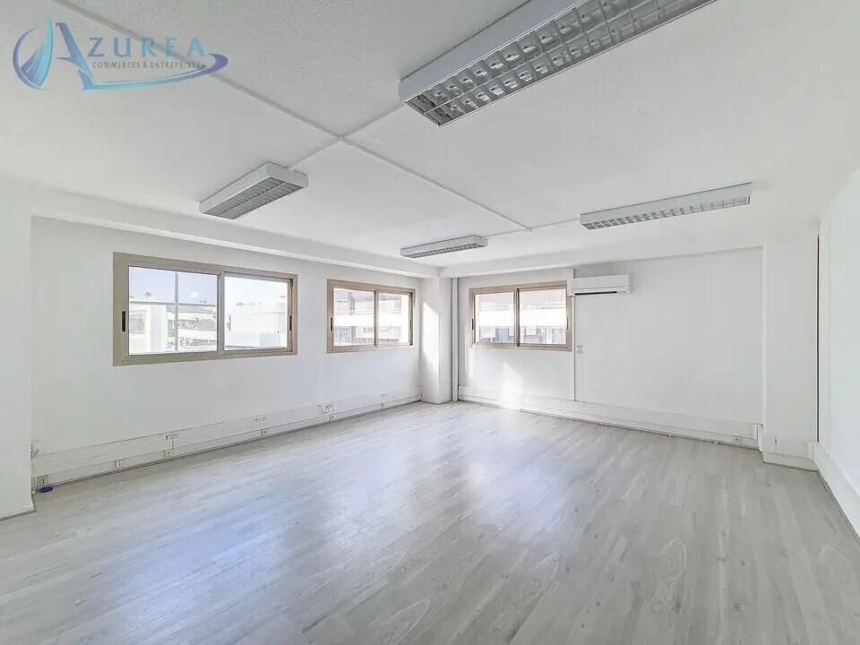 Location Bureaux 960 m² - Photo 1