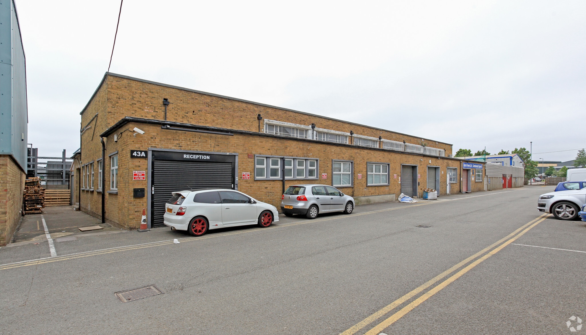 Cumberland Ave, London to rent Primary Photo- Image 1 of 3