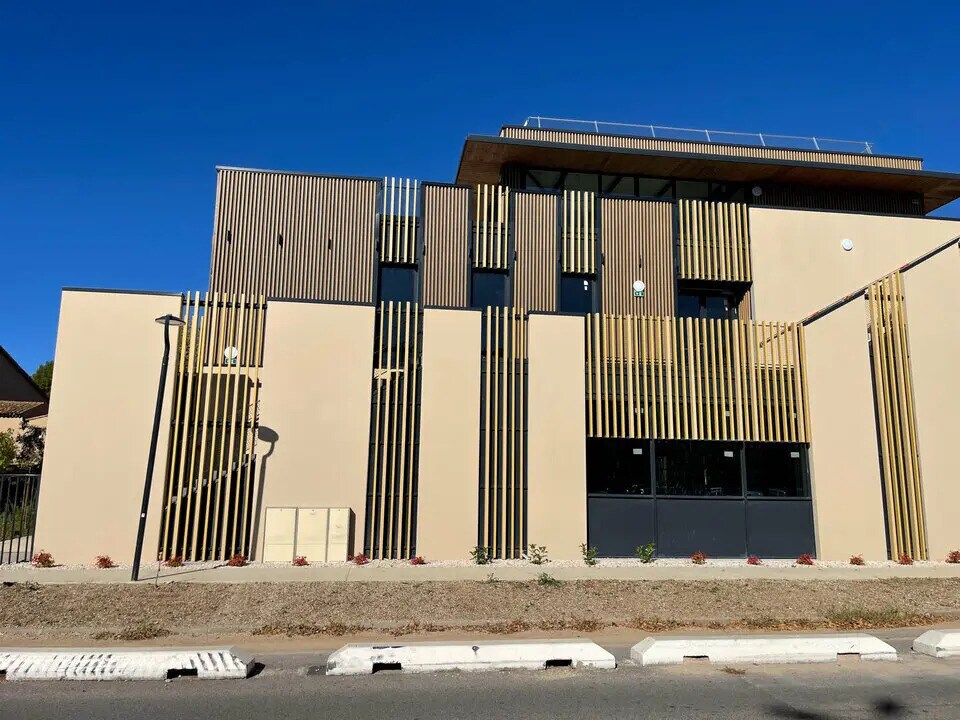 Retail in Aubagne to rent Building Photo- Image 1 of 4