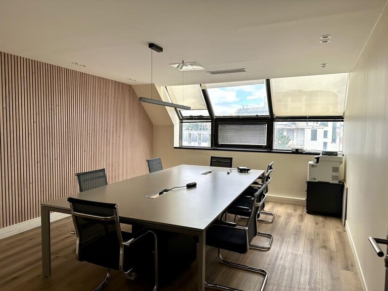 Office in Asnières-sur-Seine to rent - Interior Photo - Image 2 of 12