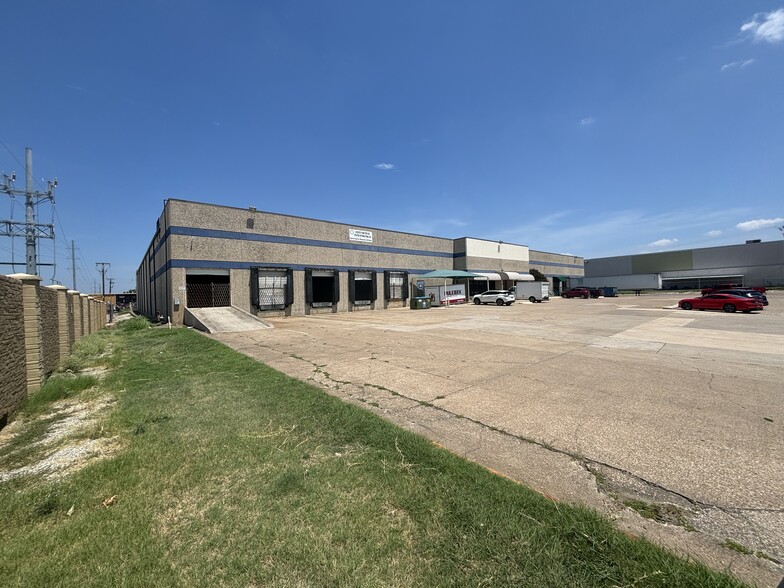 2125-2127 Exchange Dr, Arlington, TX for rent - Building Photo - Image 1 of 11