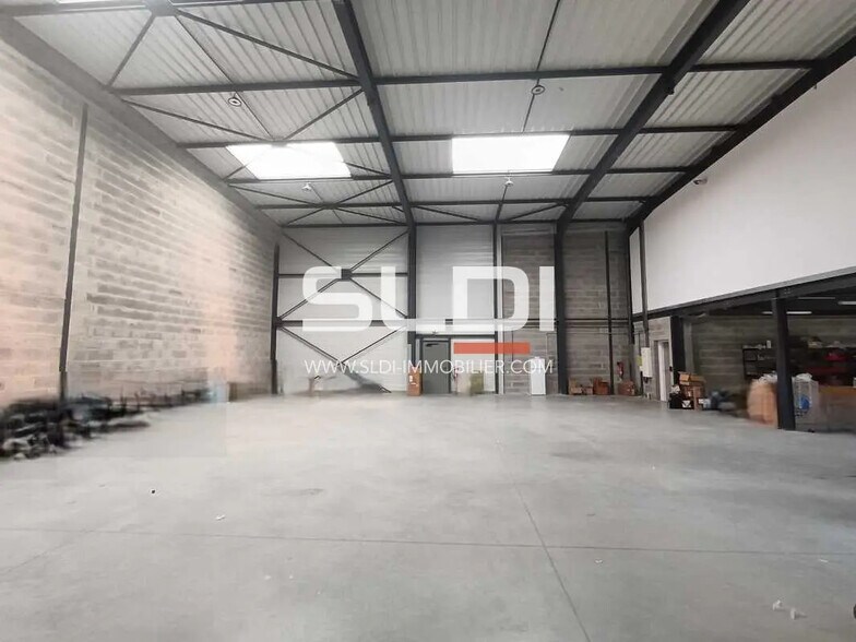 Light Industrial in Chassieu to rent - Building Photo - Image 2 of 15