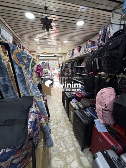 Retail in Paris to rent - Interior Photo - Image 2 of 3
