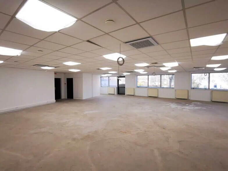 Office in Évry-Courcouronnes to rent - Building Photo - Image 2 of 8