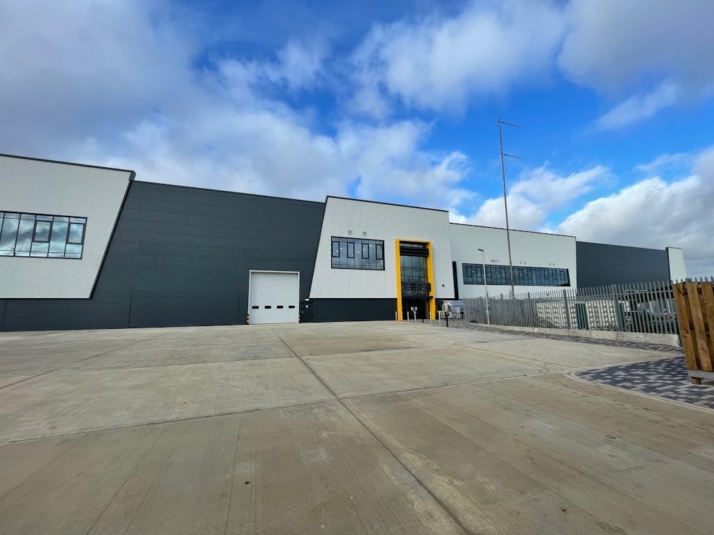 Unit 1-3 Tewin Rd, Welwyn Garden City to rent Building Photo- Image 1 of 8