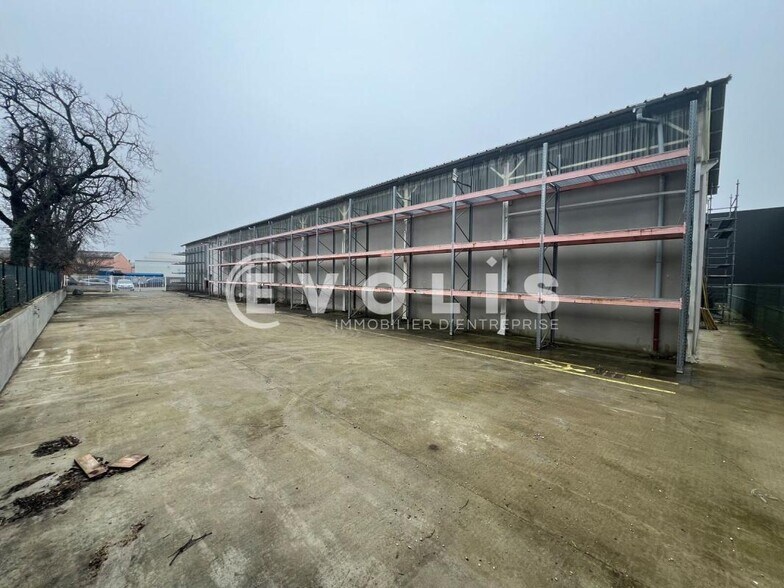 Light Industrial in Chassieu to rent - Building Photo - Image 2 of 8