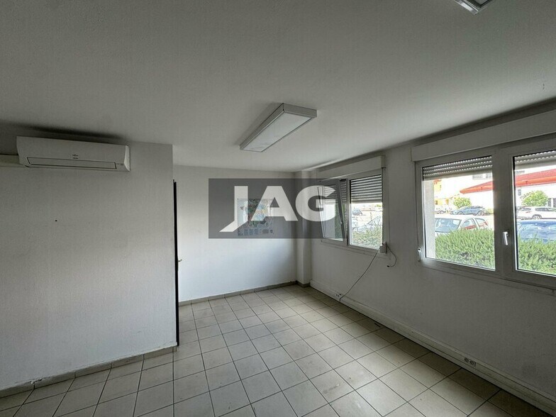 Light Industrial in Décines-Charpieu to rent - Interior Photo - Image 3 of 8