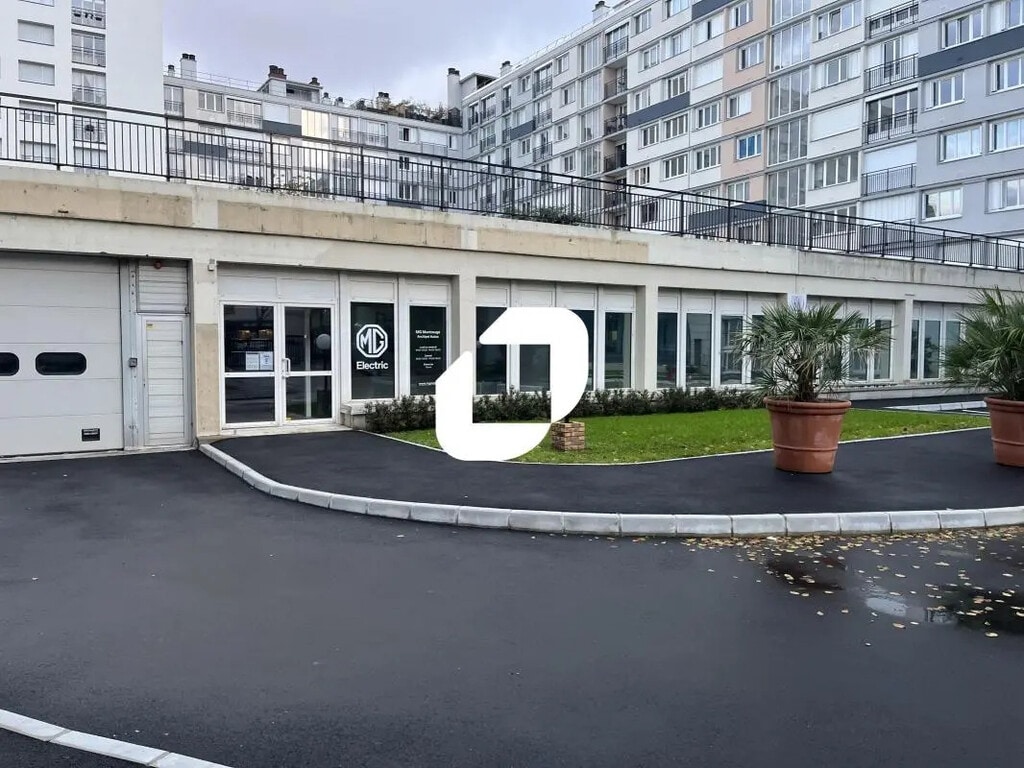Location Entrepôt 5 100 m² - Photo 1