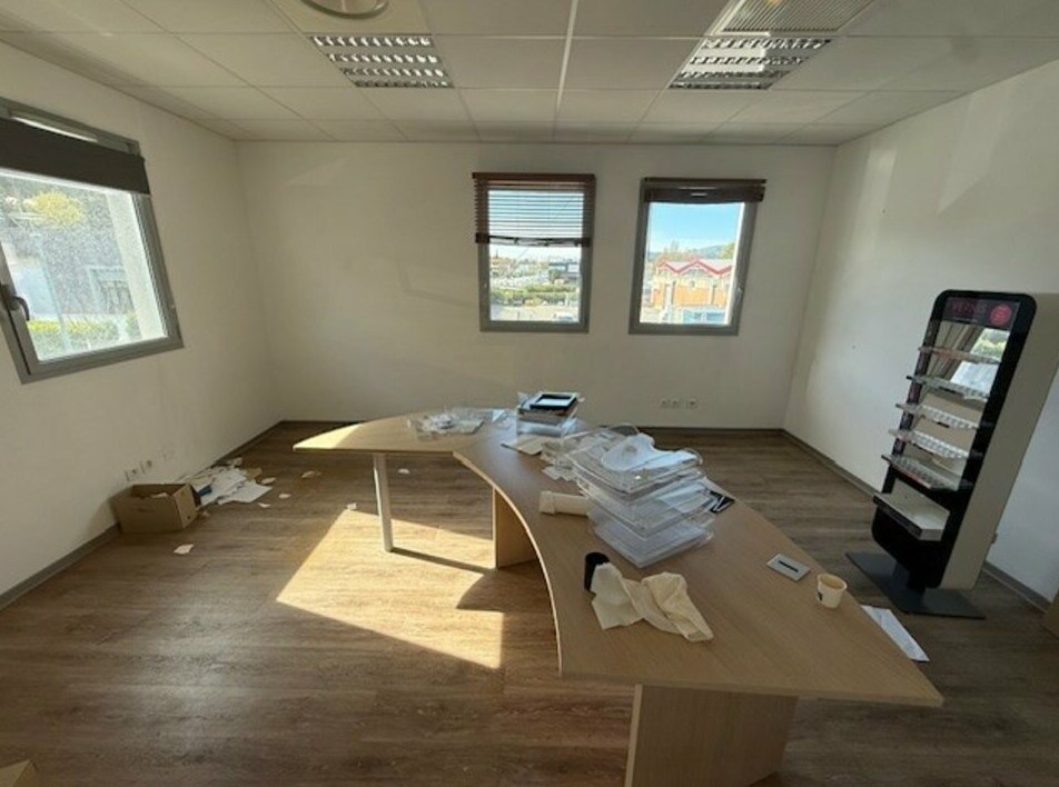 Avenue des Paluds, Aubagne to rent Primary Photo- Image 1 of 7