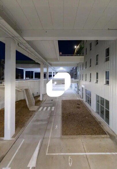 Light Industrial in Bondy to rent - Building Photo - Image 3 of 17