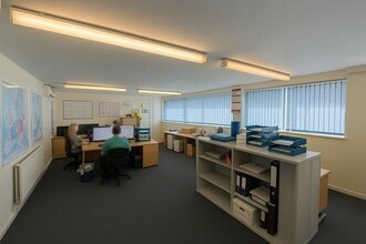 12-13 Bridgewater Clos, Swindon to rent Interior Photo- Image 2 of 2