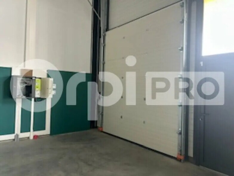 Light Industrial in Frans to rent - Interior Photo - Image 3 of 6
