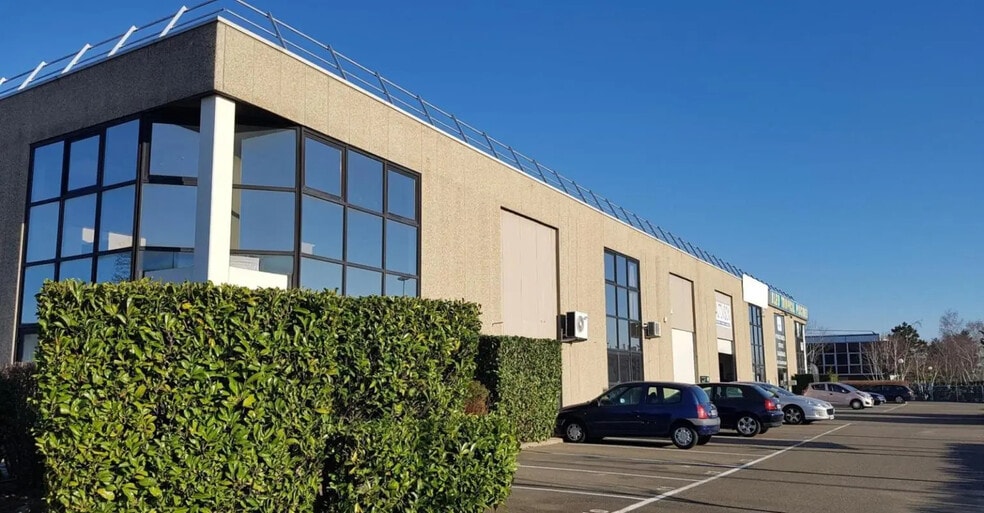 Light Industrial in Coignières to rent - Building Photo - Image 1 of 2