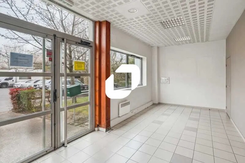 Office in Le Bourget to rent - Lobby - Image 2 of 14
