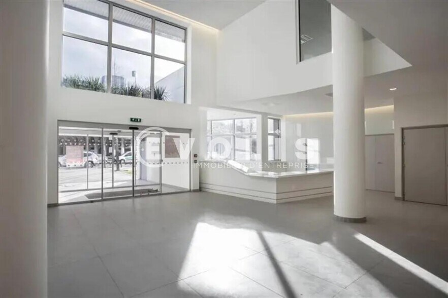 Office in Noisy-le-Grand to rent - Lobby - Image 3 of 10