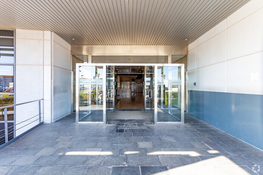 Office in El Prat de Llobregat, Barcelona to rent - Building Photo - Image 3 of 3