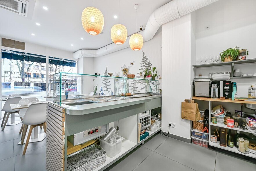 Retail in Boulogne-Billancourt to rent - Interior Photo - Image 1 of 6