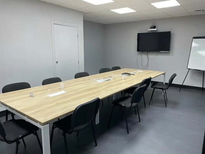 Office in Valence to rent - Interior Photo - Image 3 of 6