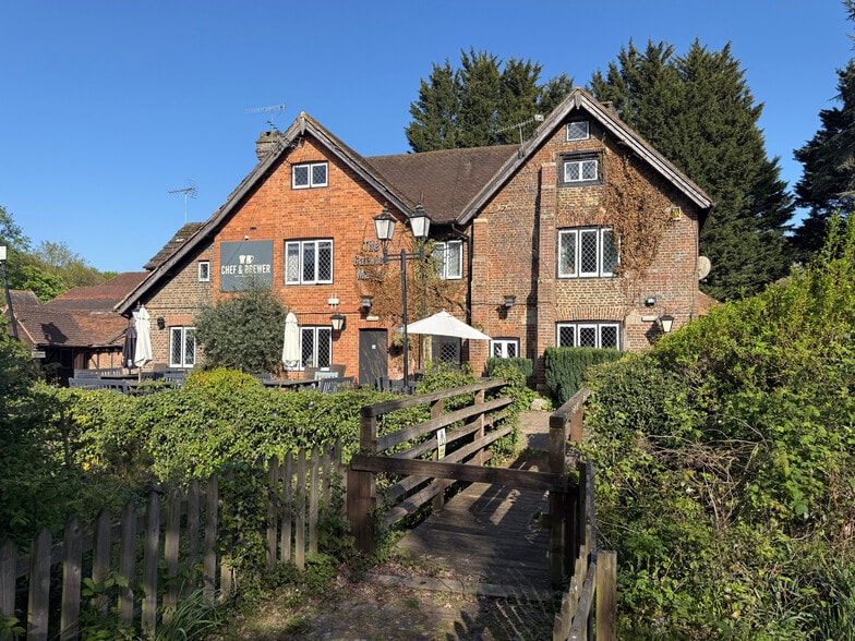 London Rd, Lowfield Heath to rent - Primary Photo - Image 1 of 1