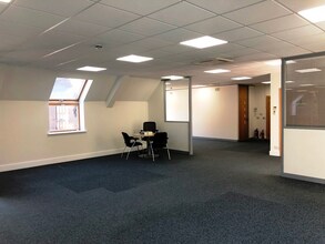 Old Woking Rd, Old Woking to rent Interior Photo- Image 2 of 8