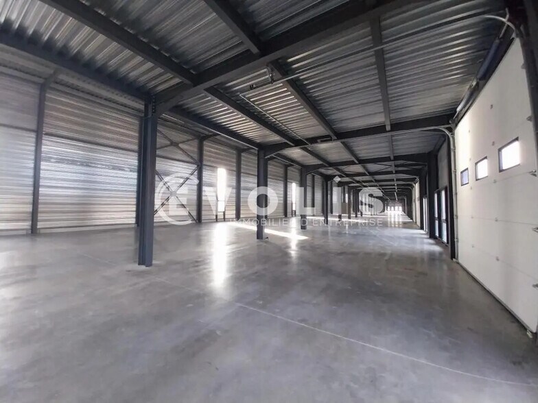 Light Industrial in Bourgoin-Jallieu for sale - Building Photo - Image 2 of 17