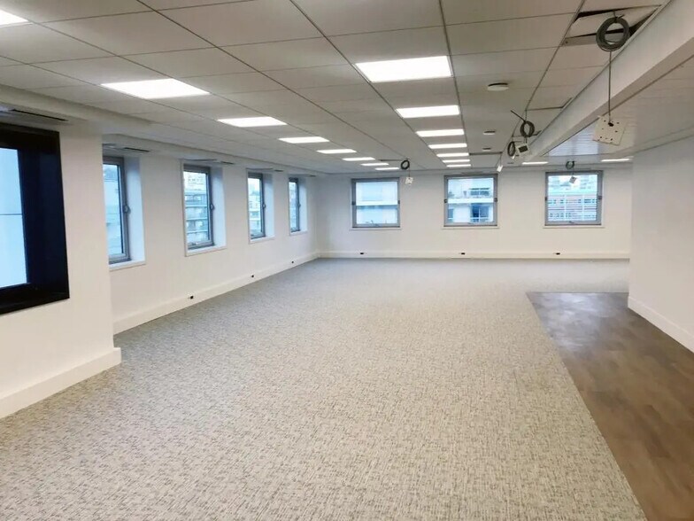 13 Bis Rue De L'Abreuvoir, Courbevoie to rent - Building Photo - Image 2 of 4