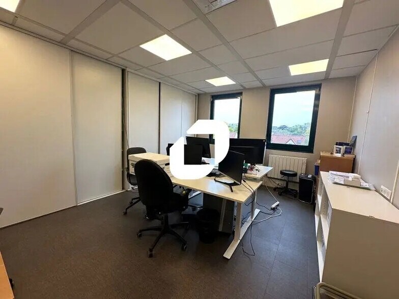 Office in Saint-Germain-en-Laye to rent - Interior Photo - Image 2 of 7