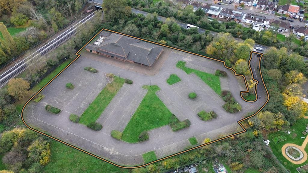 265 The Ridgeway, Harrow to rent Building Photo- Image 1 of 13