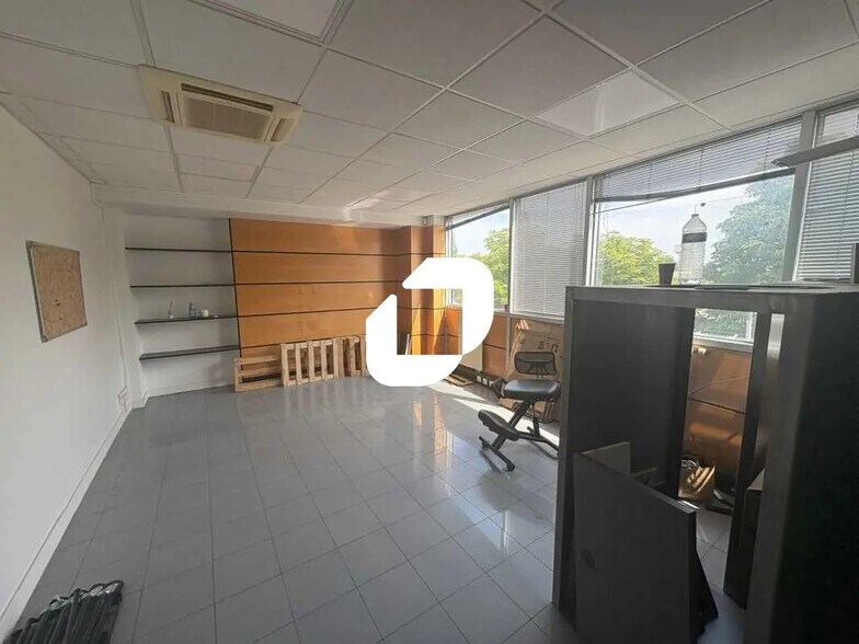 Office in Chatou to rent - Interior Photo - Image 2 of 4