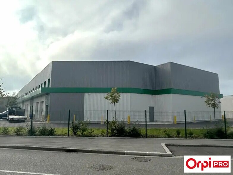 Light Industrial in Mions to rent - Building Photo - Image 3 of 6