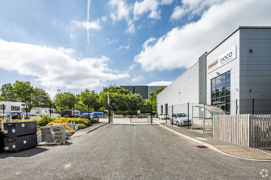 Kingsway, Rochdale to rent - Building Photo - Image 3 of 4