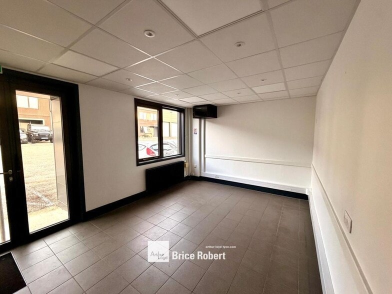 12 Chemin Des Gorges, Dardilly to rent - Interior Photo - Image 3 of 5