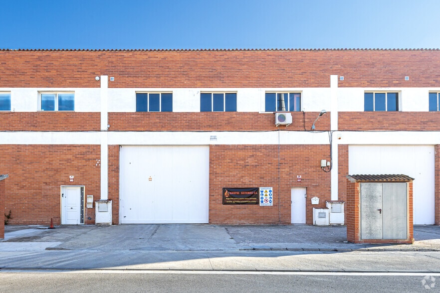 Naves Sant Esteve Sesrovires portfolio of 2 properties for sale on LoopNet.co.uk - Building Photo - Image 2 of 5
