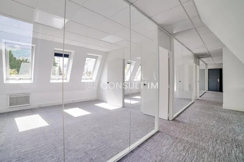 Office in Courbevoie to rent Interior Photo- Image 1 of 7