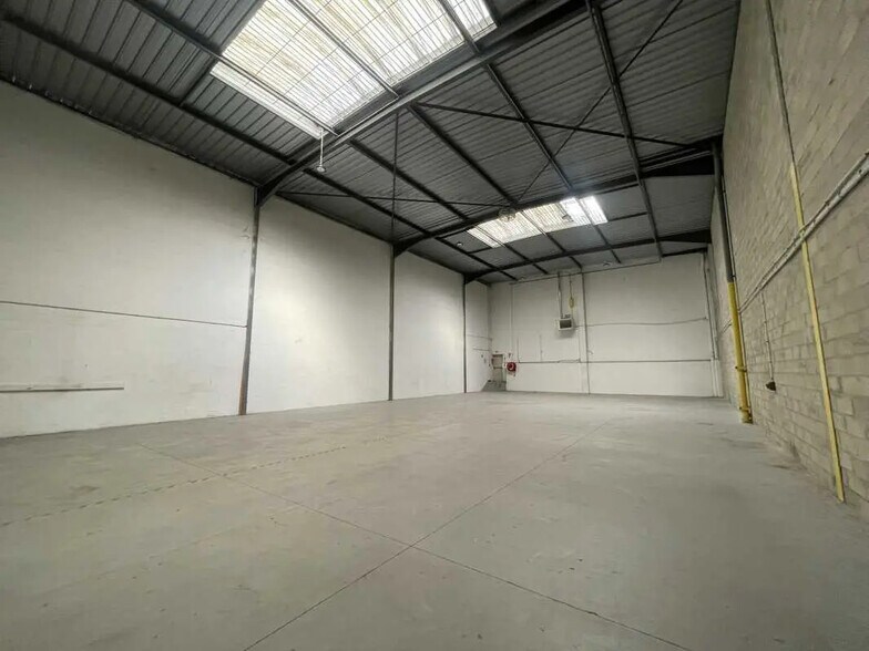 Light Industrial in Saint-Ouen-sur-Seine to rent - Interior Photo - Image 2 of 9