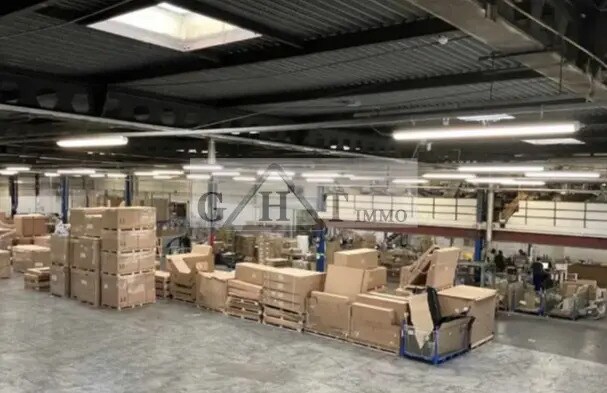 Location Entrepôt 2 545 m² - Photo 1