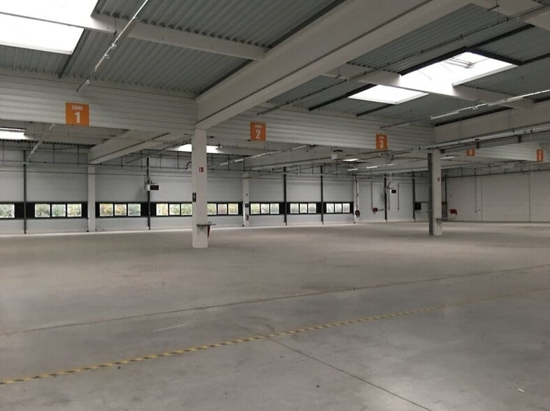 Industrial in Ferrières-en-Brie to rent - Interior Photo - Image 3 of 7