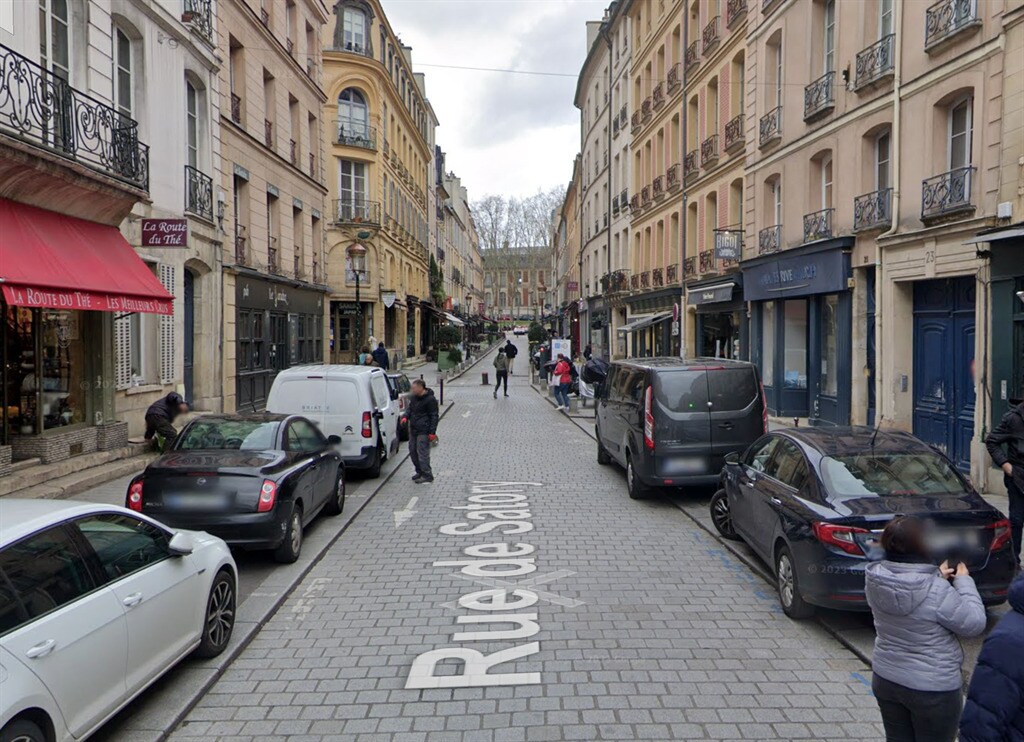 Retail in Versailles to rent Building Photo- Image 1 of 3