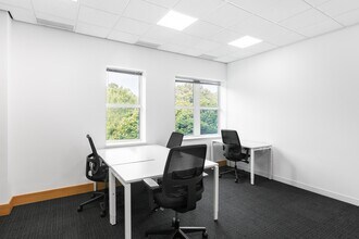 960 Capability Grn, Luton for rent Interior Photo- Image 2 of 8