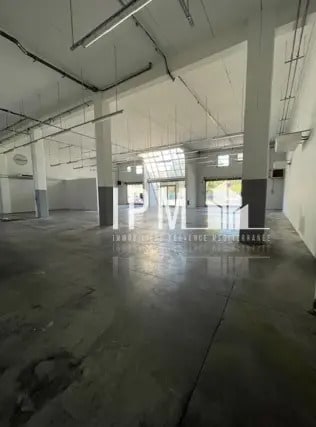 Retail in Aubagne to rent Interior Photo- Image 1 of 3