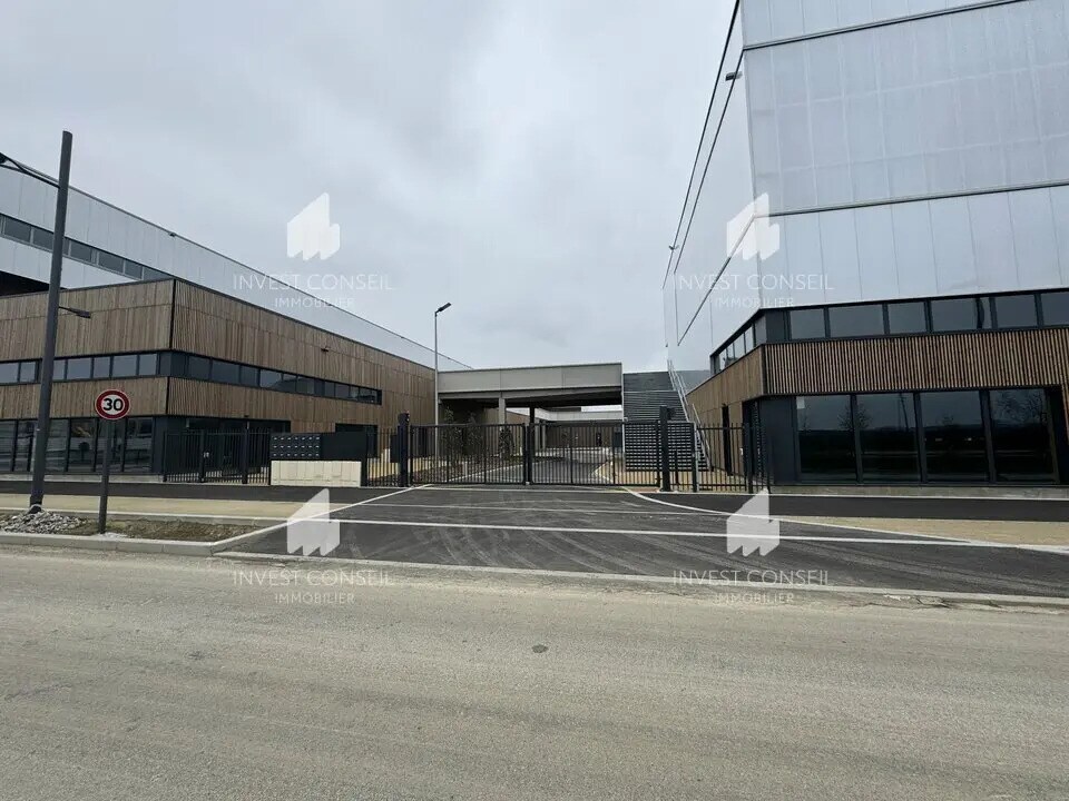 Light Industrial in Tremblay-en-France to rent Building Photo- Image 1 of 10