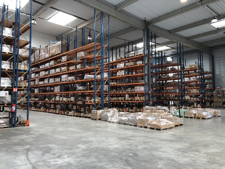 Light Industrial in Sartrouville to rent - Interior Photo - Image 3 of 12