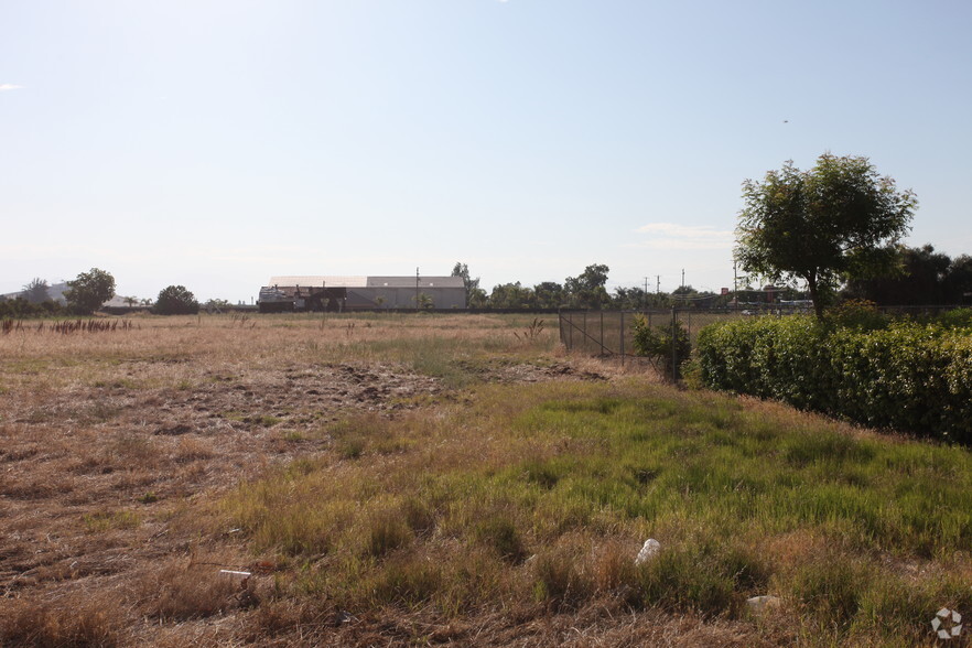 2061 E El Monte Way, Dinuba, CA for sale - Primary Photo - Image 1 of 4