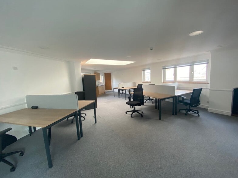 339 High St, London to rent - Interior Photo - Image 2 of 9