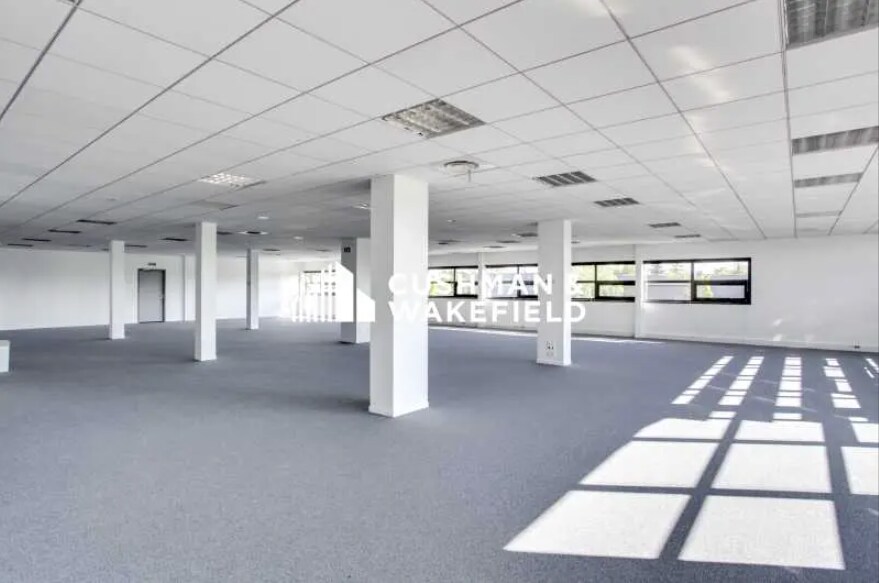 Office in Saint-Priest to rent Interior Photo- Image 1 of 3